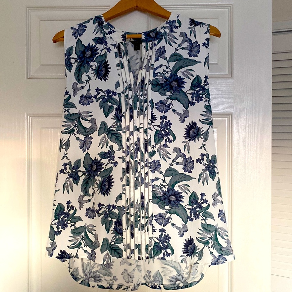 Ann Taylor. XL Sleeveless Top with Botanical Print. White, Blue, Moss Green.